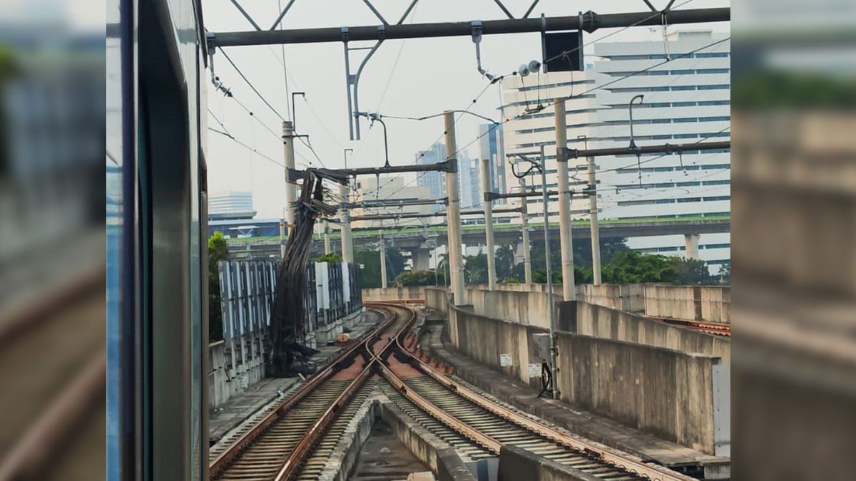 Alat Berat Proyek Di Kejagung Jatuh Ke Rel, MRT Sementara Berhenti Operasi