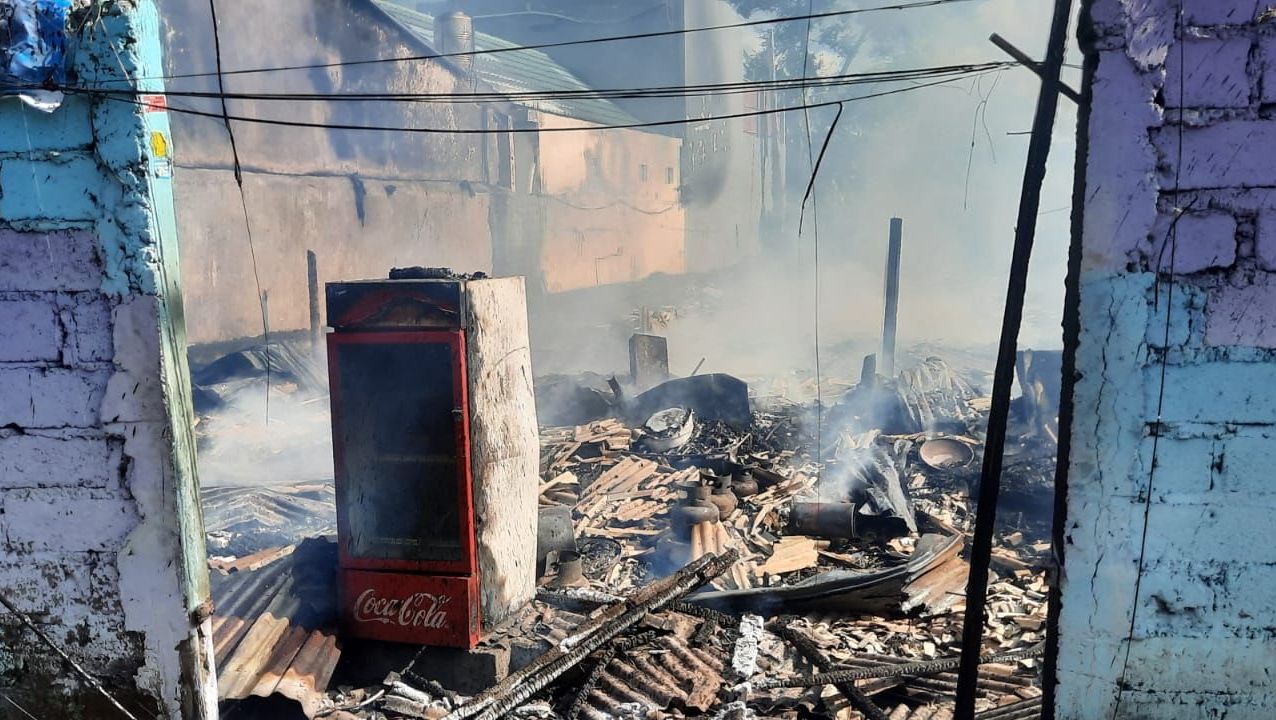 Kebakaran kembali terjadi di sebuah warung bekas proyek di daerah Badung. Begini kondisi sekitar tempat kejadian perkara.