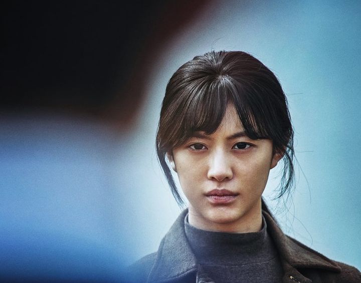 Go Yoon Jung berperan sebagai salah satu pemain utama bernama Joo Yoo Jung di film Hunt