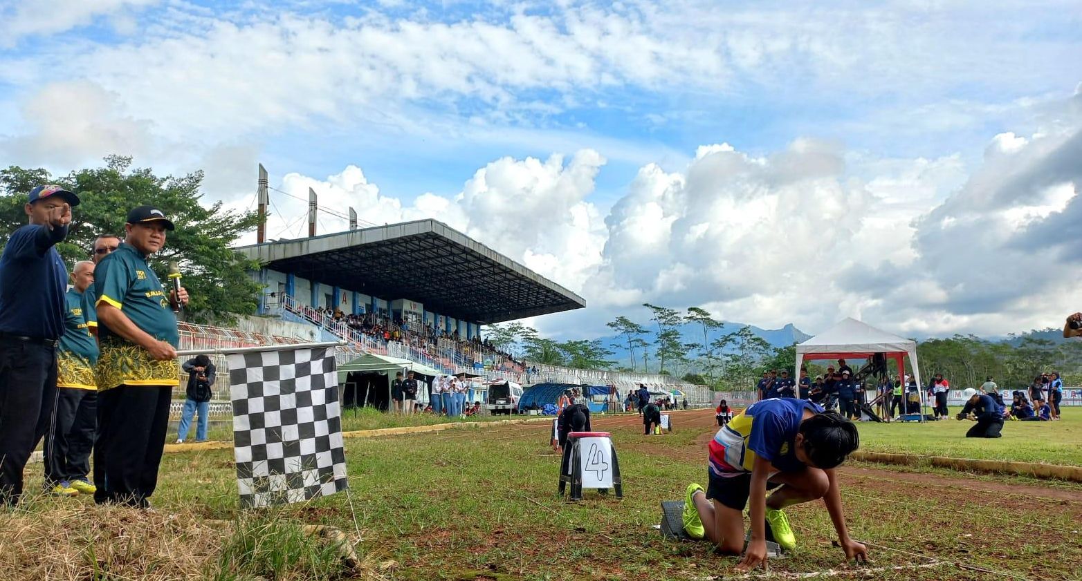 Sekda Banjarnegara Indarto didampingi Kepala Dindikpora Teguh Handoko membuka Popda Tahun 2023 di Stadion Soemitro Kolopaking pada Senin 6 Maret 2023