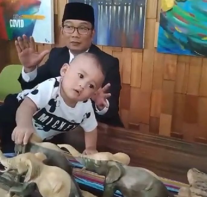 Tangkapan layar Instagram Gubernur Jawa Barat Ridwan Kamil saat bermain bersama Arkana