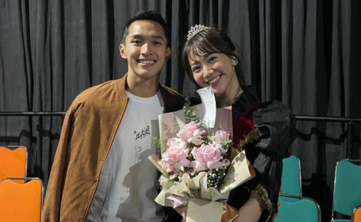 Jonatan Christie (kiri), pebulu tangkis berfoto bersama tunangan,  Shania JKT48 (Shanju).