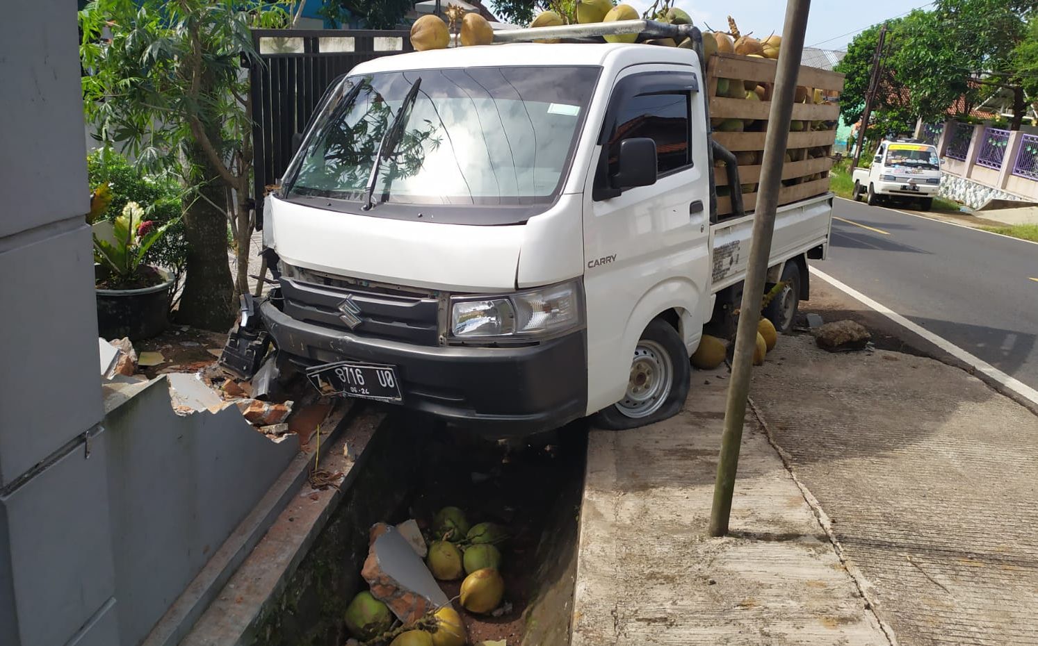 Sebuah kendaraan pick-up yang membawa kelapa muda menabrak tembok pagar rumah akibat sopir mengantuk Dusun Kiaralawang, Desa Karangpawitan Kecamatan Kawali, Selasa  28 Maret 2023.
