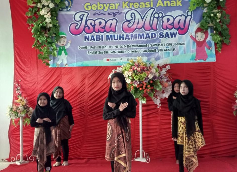Siswa SDN 1 Pingit Kecamatan Rakit menampilkan tarian dalam genyar kreasi anak yang dipadu dengan peringatan Isra Mi'raj Nabi Muhammad SAW