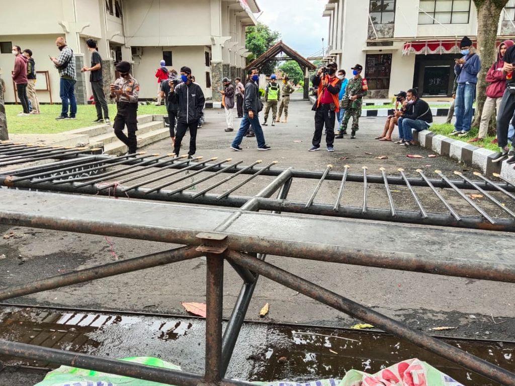 ILUSTIAS: Demo RUU Cipta Kerja di Tasikmalaya, pagar dirusak.