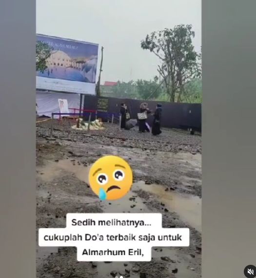 Video viral emak-emak yang sedang selfie dimakam Eril, mendapat kritikan keras dari netizen karen dianggap tak berempati.
