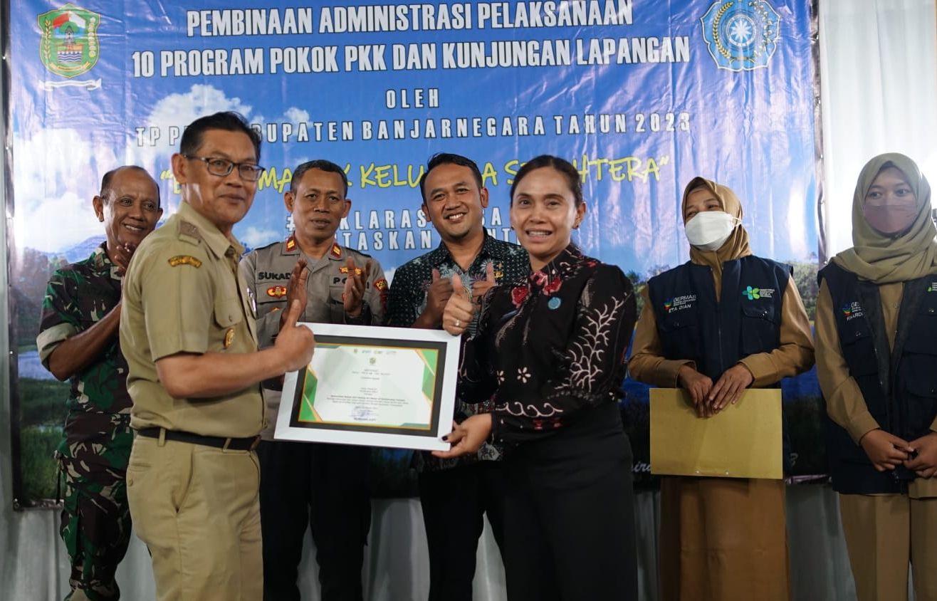Ketua TP PKK Kabupaten Banjarnegara Lucia Tri Hasto bersama Ketua TP PKK Kecamatan Batur Rini Aji didampingi Camat Batur dan Forkompincam saat pembinaan wilayah PKK di Kecamatan Batur