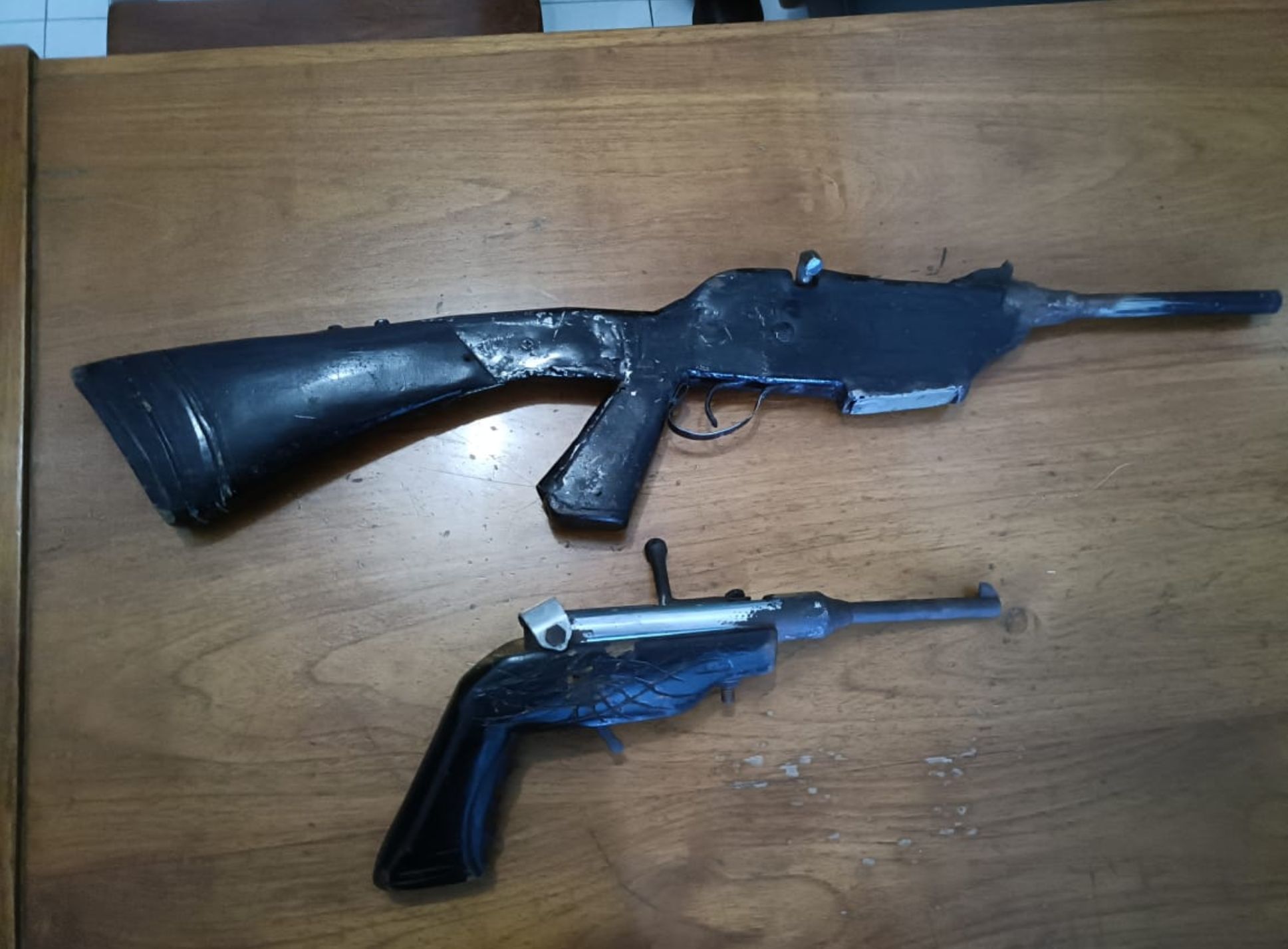 Foto dua pucuk senjata api yang diserahkan masyarakat ke pihak anggota TNI 
