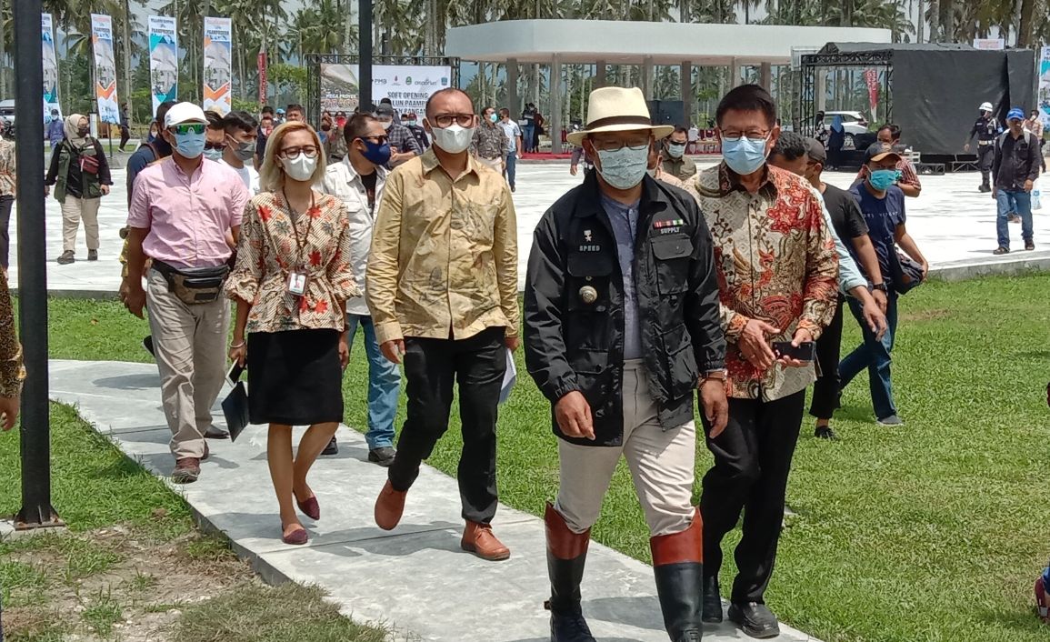 Gubernur Jawa Barat Ridwan Kamil tinjau lokasi alun-alun Paamprokan Grand Pangandaran, Minggu, 24 Januari 2021.