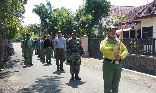 Satuan Perlindungan Masyarakat 'Satlinmas' Kecamatan Purwareja Klampok saat melakukan latihan di lapangan BLK Klampok