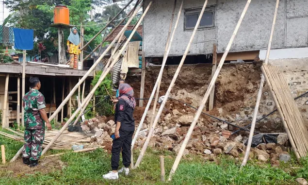 Hujan Mengguyur Ciamis, Tembok Penahan Rumah Halim di Mangkubumi Sadananya Ambrol