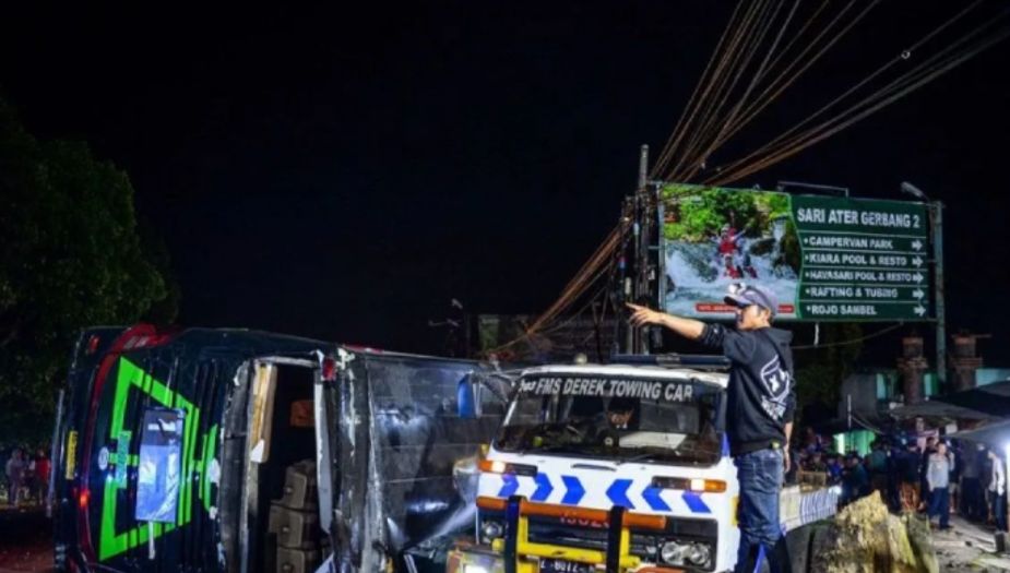 Sebuah mobil derek yang berusaha mengevakuasi bus yang terlibat kecelakaan di Desa Palasari, Kecamatan Ciater, Kabupaten Subang, Jawa Barat, Sabtu 11 Mei 2024./ANTARA FOTO/Raisan Al Farisi/aww/pri