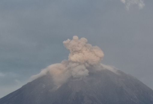 Gunung Api Semeru atau Gunung Semeru di Jawa Timur kembali erupsi.