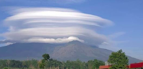 Awan Lenticular di Gunung Arjuno Welirang, Kamis 5 November 2020.*