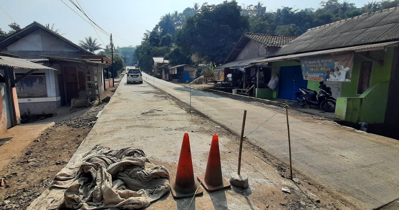 Jalan rusak di kawasan Kampung Ciburahol, Desa Rajamandalakulon, Kecamatan Cipatat, Kabupaten Bandung Barat, Senin 24 Juni 2024.