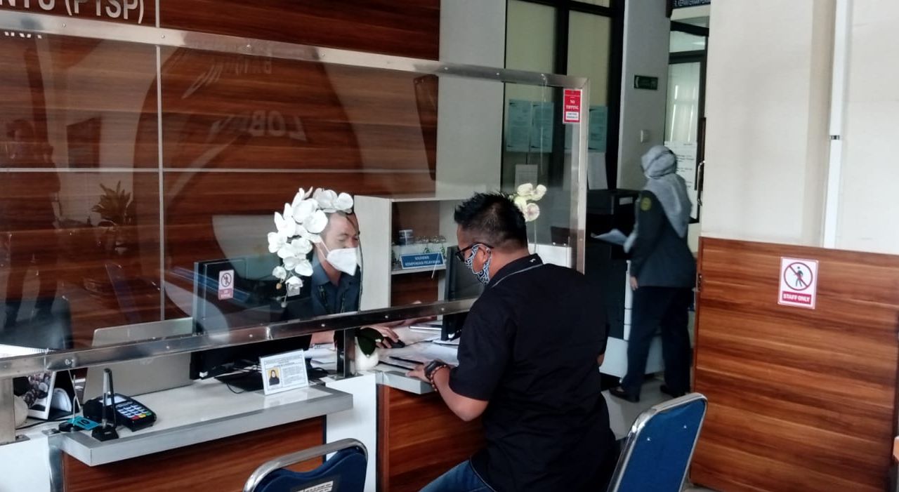 Seorang warga Garut bernama Asep Muhidin mendaftarkan gugatan di Pengadilan Tata Usaha Negeri (PTUN) Bandung, di Jln. Diponegoro, Selasa, 28 September 2021./Lucky M Lukman/Galamedia