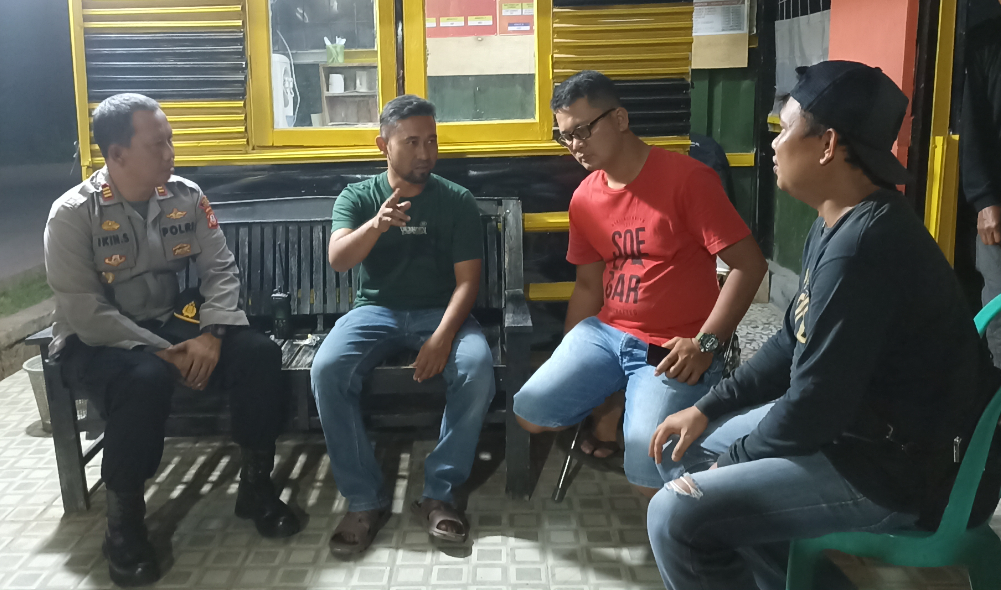 Kapolsek Cibogo berdialog dengan warga perumahan Subang Green City RW 08 di pos ronda saat laksanakan patroli satkamling./Andi Permana/Aksara Jabar