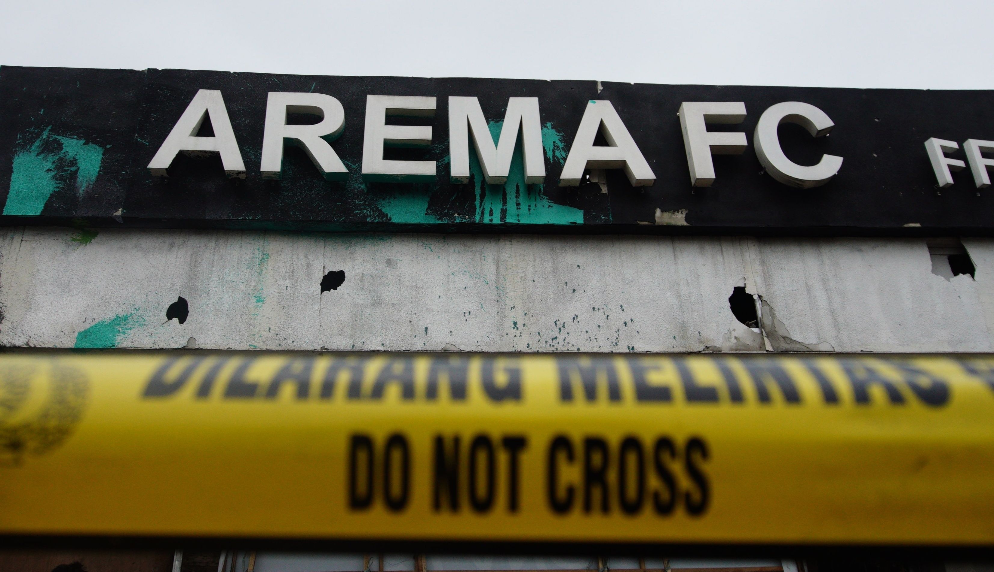 Kondisi Kantor Arema FC setelah diserang sekelompok pengunjuk rasa saat aksi lanjutan Arema Bersikap, Malang, Jawa Timur, Minggu 29 Januari 2023.