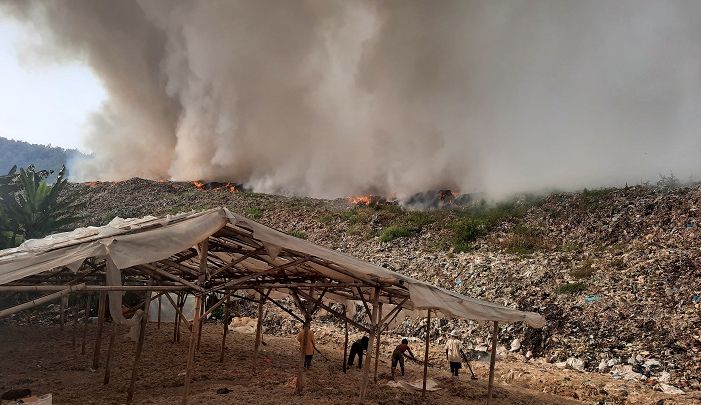Kobaran api yang terlihat di TPA Sarimukti, Desa Sarimukti, Kecamatan Cipatat, Kabupaten Bandung Barat pada Senin, 21 Agustus 2023.