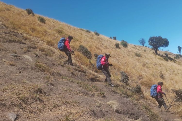 Berjibaku dengan Debu di Gunung Merbabu, Tuntaskan Misi Bentangkan Bendera Indonesia