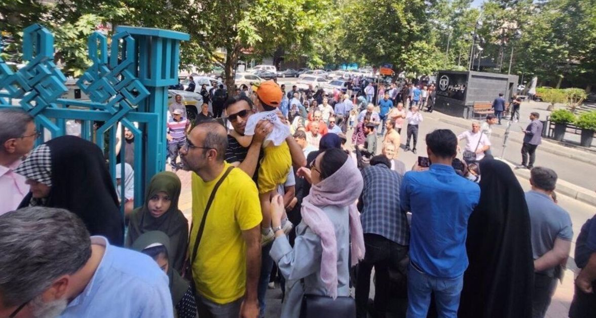 Antrian panjang pemilih Iran ingin memberikan hak suaranya di TPS pada pemilu Presiden Iran