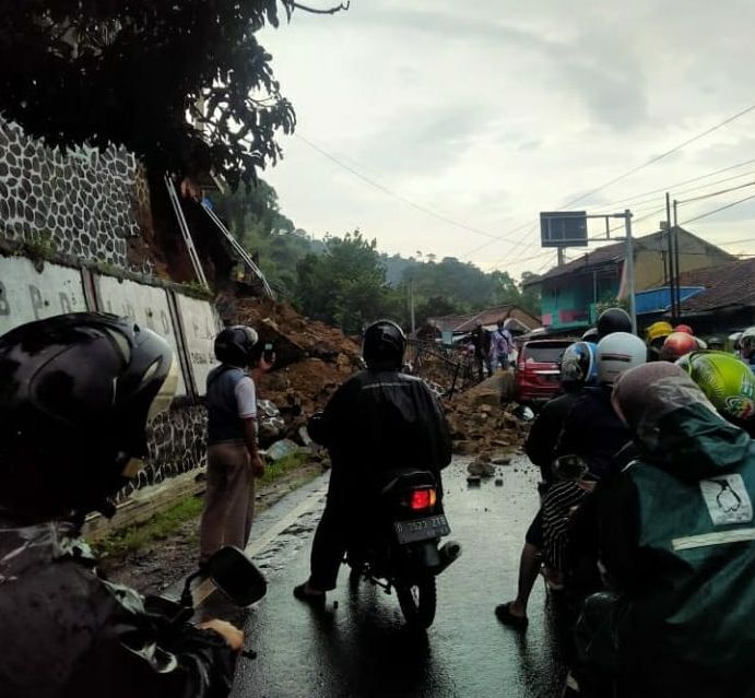 Salah satu jalur penghubung di wilayah Soreang, Kabupaten Bandung tepatnya dari Desa Sukajadi-Cukang Haur Soreang dikabarkan tertimbun longsor, Sabtu 6 Maret 2021.