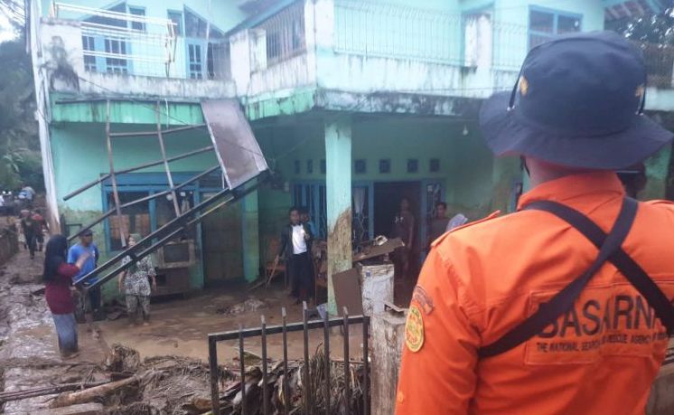 Petugas BPBD Garut saat mengevakuasi rumah warga yang diterjang banjir bandang di Sukawening, Garut.