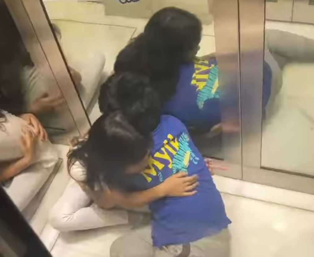 Anak-anak Shireen Sungkar terjebak lift