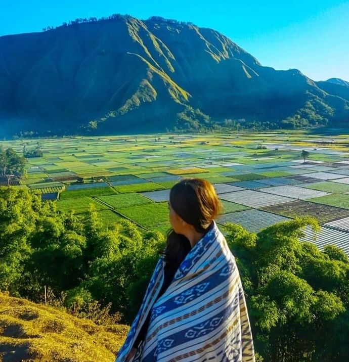 Ilustrasi terkait aktivitas favorit wisatawan saat berkunjung ke destinasi wisata Desa Sembalun Lombok bagai surga kecil yang tersembunyi di kaki Gunung Rinjani.