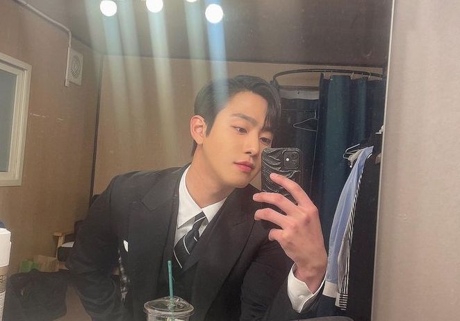 Potret Mirror Selfie Kece Ala Ahn Hyo Seop 'Mas Ucup ' Aktor Korea yang Gelar Fan Meeting di Jakarta 