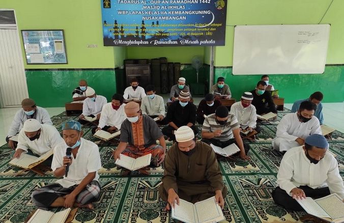Warga Binaan Lapas Kembang Kuning Nusakambangan sedang tadarus Al Qur'an.