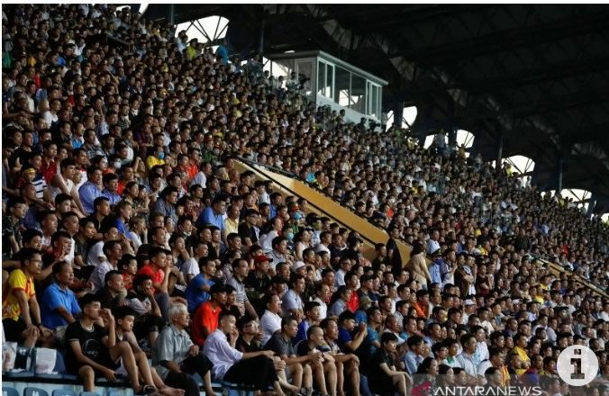 Ribuan penggemar berduyun-duyun ke stadion-stadion di Vietnam, Jumat tanpa pembatasan sosial.*(antaranews.com) 