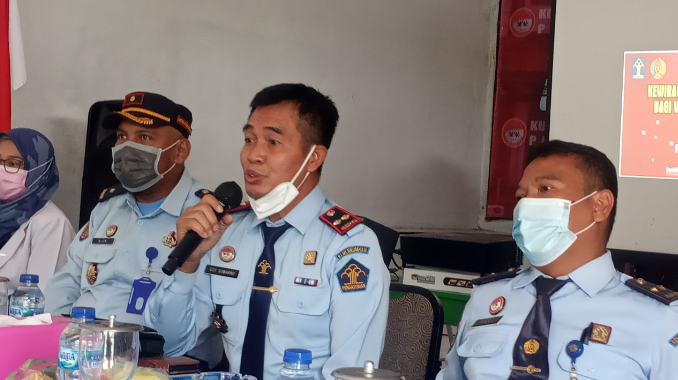 Kepala Bapas Kelas II Purwokerto Edy Suwarno berikan pengarahan kepada WBP Rutan Purbalingga dalam kegiatan Penyuluhan Hukum dan Motivasi Kewirausahaan, 7 Oktober 2021.