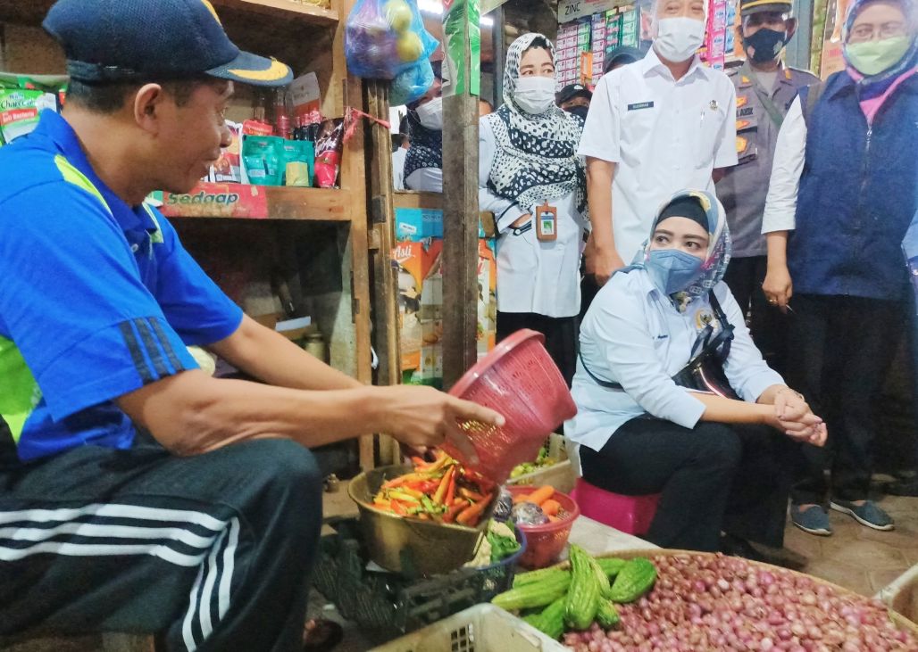Anggota DPR RI Fraksi PDI Perjuangan Dr Dewi Aryani M.Si saat berdialog dengan pedagang di Pasar Banjaran / Kabar Tegal Sandy