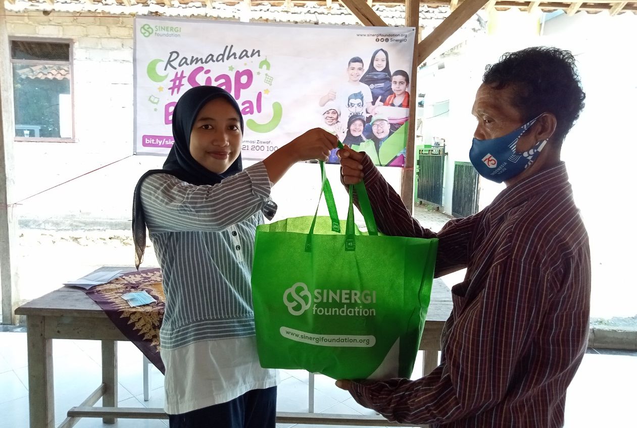 Sinergi Foundation membagikan sebanyak 300 paket berbuka dan 100 paket sembako kepada para nelayan di Pesisir Timur Jawa./dok.Sinergi Foundation