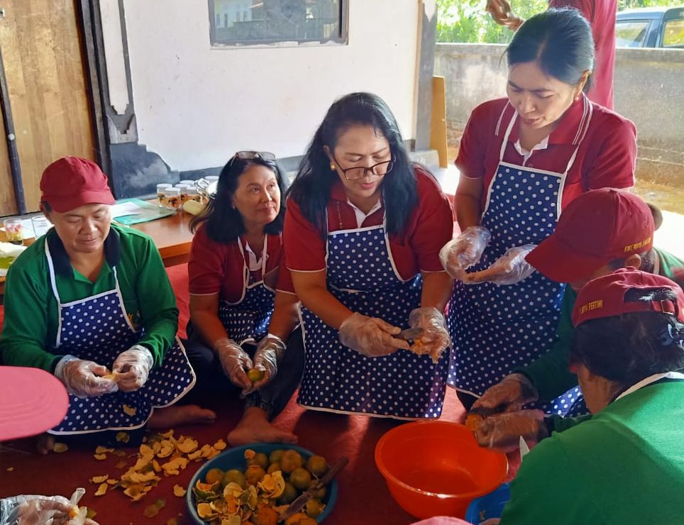 Akademisi FP Unwar praktekkan proses membuat selai buah 
