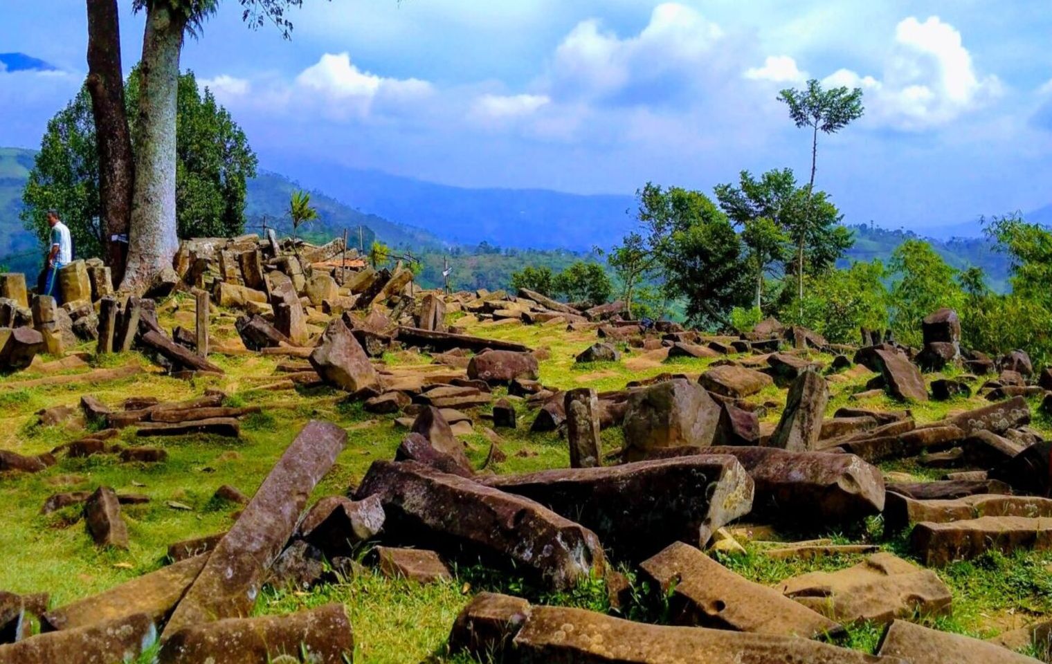 Situs gunung padang merupakan situs prasejarah peninggalan kebudayaan megalitikum yang terletak di desa Karyamukti, Cianjur, Jawa Barat.
