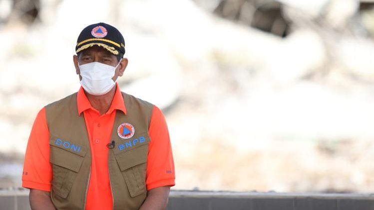 Kepala BNPB yang juga Ketua Satgas Penangulangan Covid-19 Letjen Doni Monardo, sendiri dibalik reruntuhan bencana alam Sulbar. 