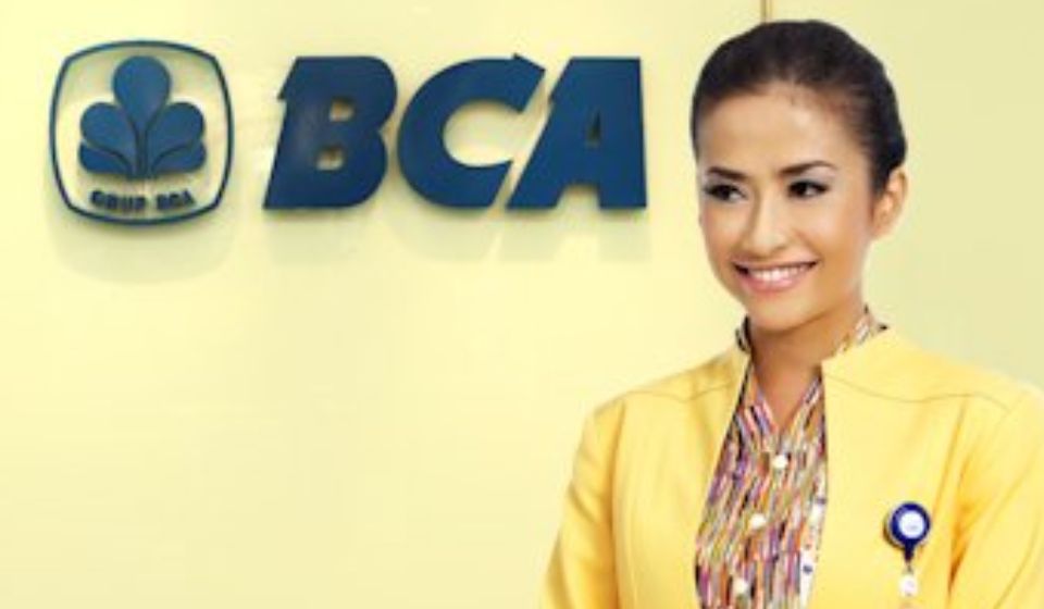 Ilustrasi karyawan Bank BCA siap memberi pelayanan kepada nasabah dengan pelayanan yang ramah.