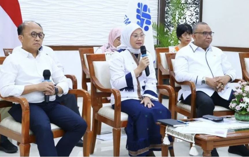 Menaker Ida Fauziyah beri keterangan pers sosialisasi kebijakan pembayaran Tunjangan Hari Raya (THR) Keagamaan Tahun 2023 di Jakarta, Selasa, 28 Maret 2023 