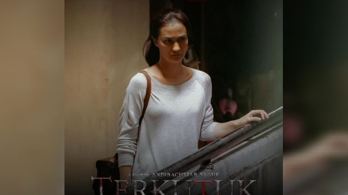 Sedang Tayang Di Bioskop Ini Sinopsis Terkutuk Film Horor Yang Dibintangi Atiqah Hasiholan