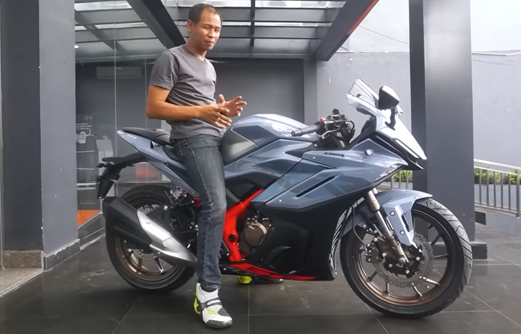 Posisi berkendara pada GPX Demon GR200R