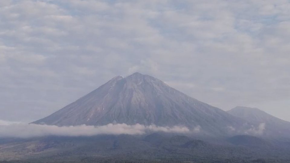 Gunung Semeru di perbatasan Kabupaten Lumajang dan Malang Jawa Timur sejak erupsi hebat pada Desember 2021 hingga Kamis 20 Mei 2024 masih mengalami erupsi.