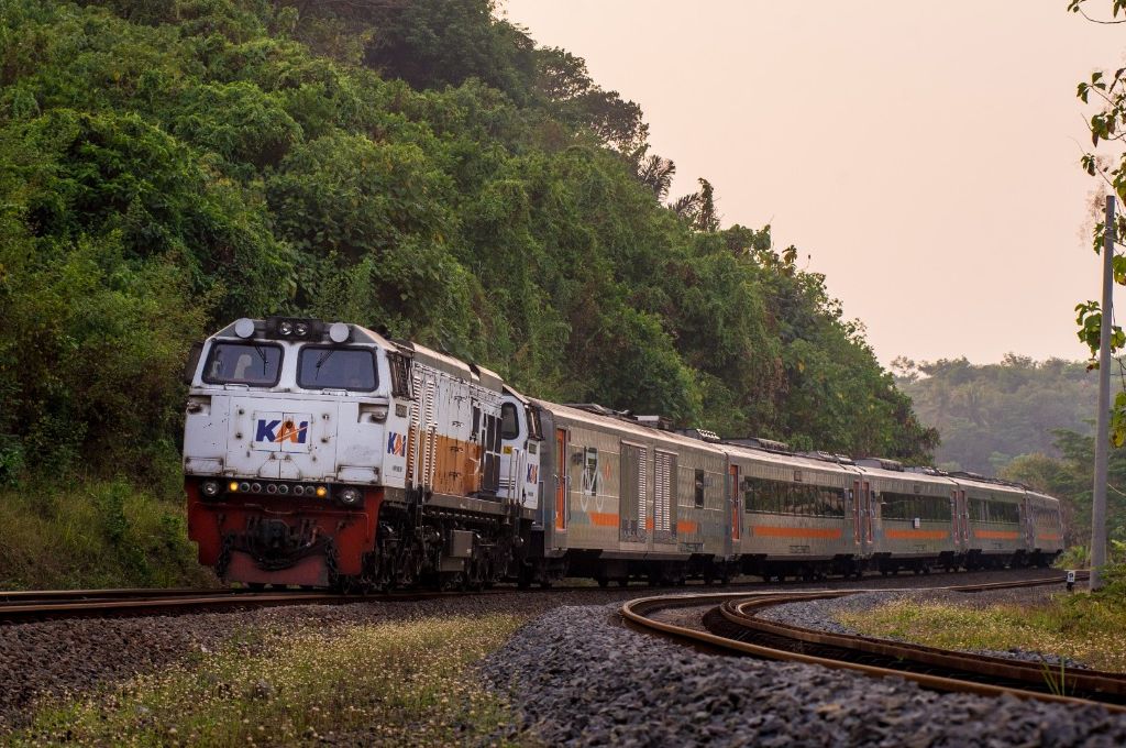 Syarat Naik Kereta Api Terbaru Mulai 30 Agustus 2022, Bebas Tes Antigen ...