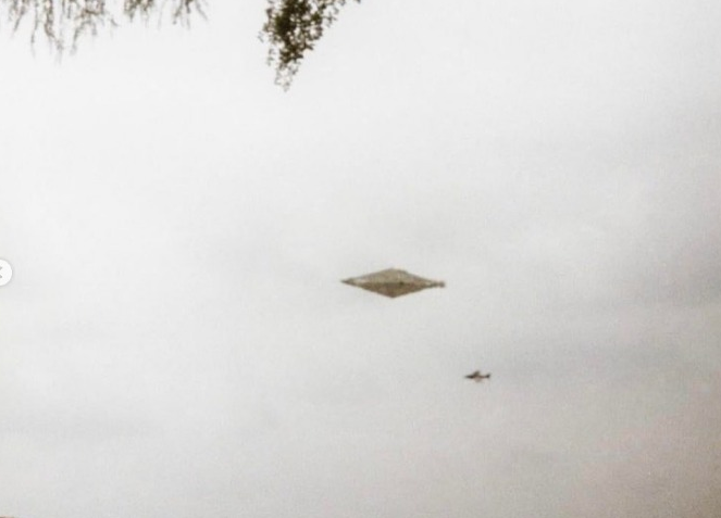 Foto UFO Calvine tahun 1990 yang sangat terkenal karena dinilai berkualitas tinggi 