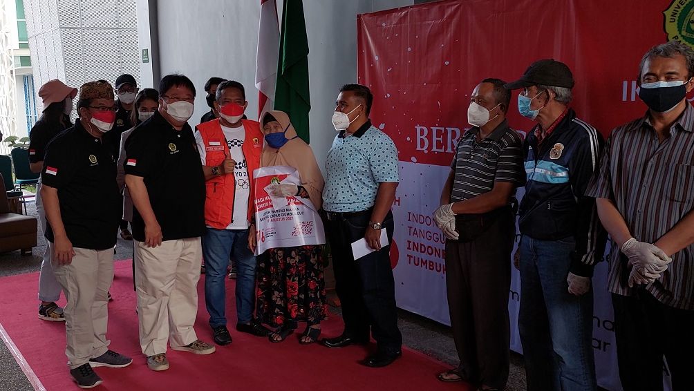 Sejumlah warga yang terdampak pandemi covid-19 wilayah Universitas Parahyangan (Unpar) mendapatkan bantuan dari Ikatan Alumni (IKA) Unpar.