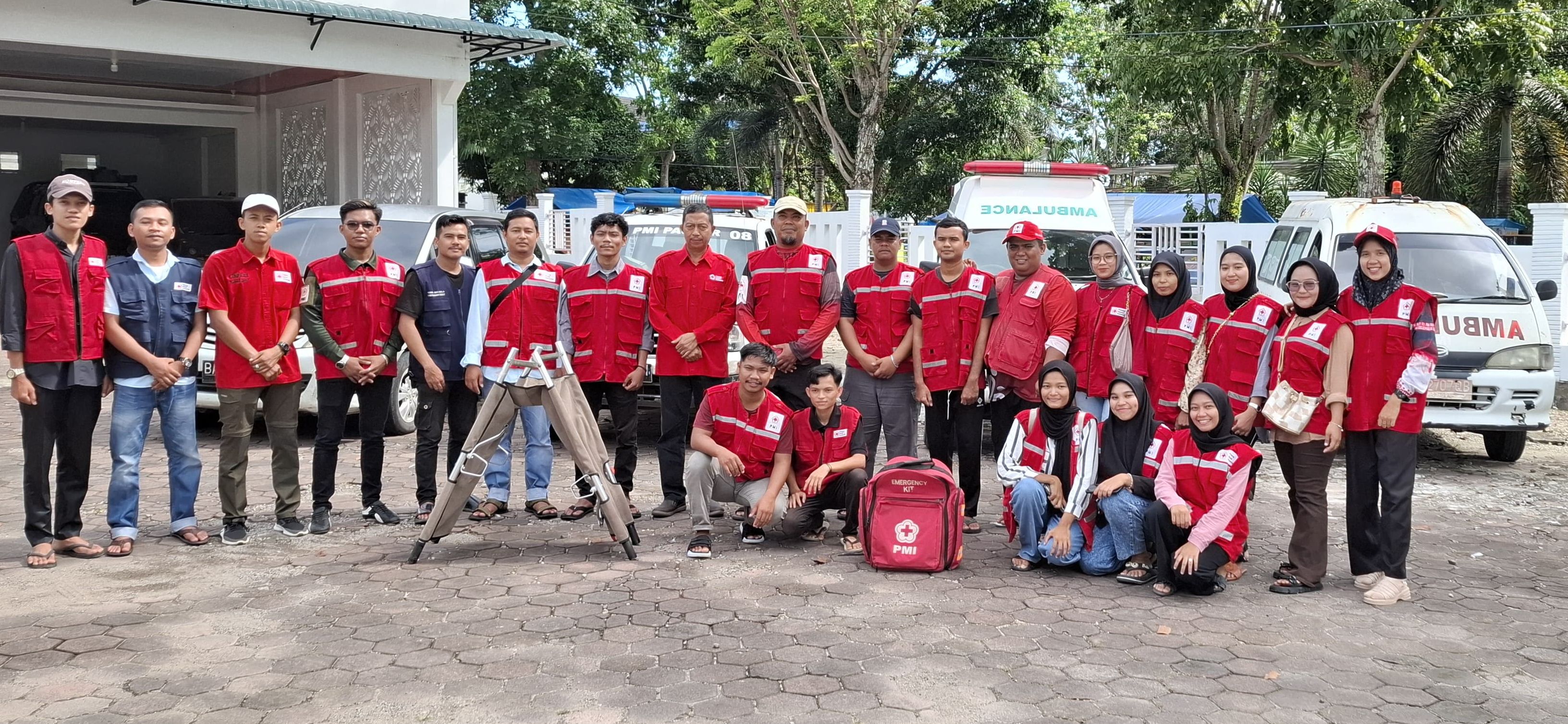 Barisan relawan PMI yang disiagakan secara bergiliran di objek wisata Pasaman Barat, Sumatera Barat, para relawan ini disebar ke sejumlah titik pantau untuk memberikan layanan pertolongan pertama bagi pengunjung