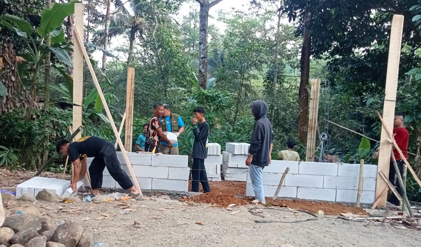 Proses pengerjaan rumah layak huni, pasangan Mbah Muharjo dan Mbah Manisem dari lintas komunitas Banjarnegara