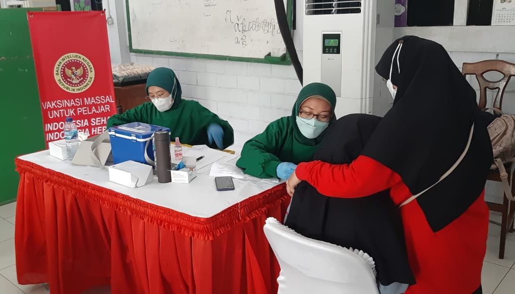 Badan Intelijen Negara (BIN) menggelar vaksinasi dengan sasaran santri, di Pondok Pesantren Sumber Barokah, Dusun Ciherang, Desa Wadas, Kec. Telukjambe Barat, Kab. Karawang, Senin, 2 Agustus 2021./dok.BIN