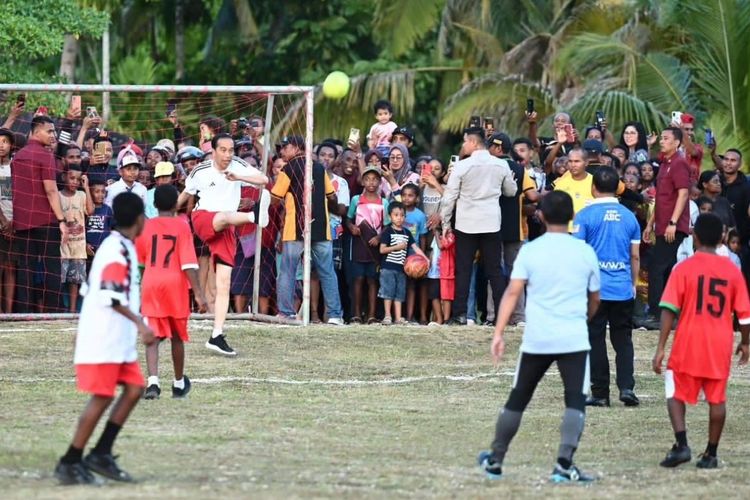 Aksi Jokowi Main Bola di Papua Dikomentari Presiden FIFA